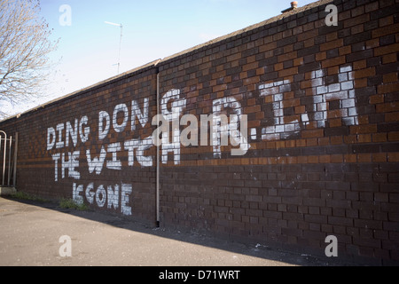 Dopo la morte della Baronessa Thatcher, Anti-Thatcher Graffiti sul Falls Rd, Ding Dong la Strega è andato, RIH (Rot in Hell) Foto Stock