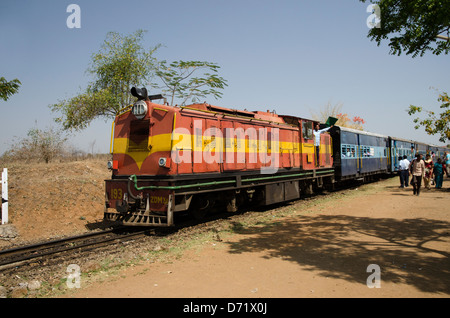 Bolina diesel treno passeggeri classe,ZDM3A,193, ferrovia a scartamento ridotto,carrelli,passeggeri,stazione gangatola,Madhya Pradesh, India Foto Stock