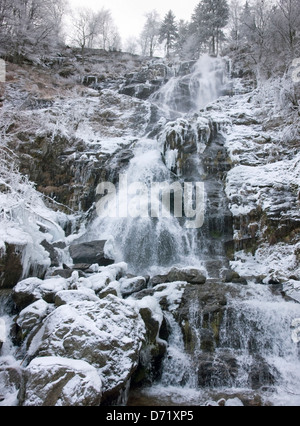 Cascata vicino a Todtnau, una cittadina nella Foresta Nera in Germania al tempo di inverno Foto Stock