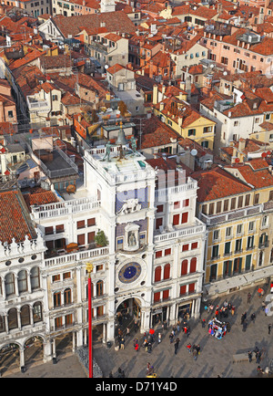 Vista aerea della Torre dell'orologio o clock tower in Piazza San Marco o Piazza San Marco Venezia Italia Foto Stock