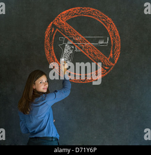 Business donna, studente, insegnante o politico no pistole pensiero pacifista pensando di chalk cloud su sfondo blackboard Foto Stock