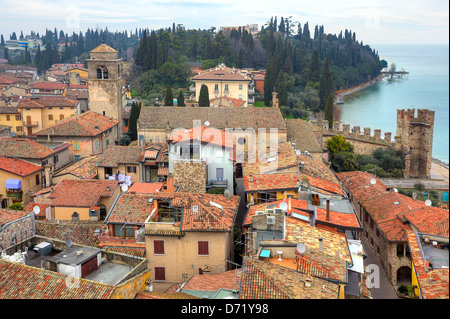 Vista da sopra con il tipico vecchie case con tetti rossi di Sirmione - città sul lago di Garda in Italia. Foto Stock