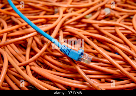 Cavi Ethernet aggrovigliato blu e arancione Foto Stock