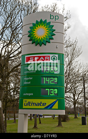 Il piazzale antistante il prezzo del carburante la visualizzazione in un garage DEL REGNO UNITO Foto Stock