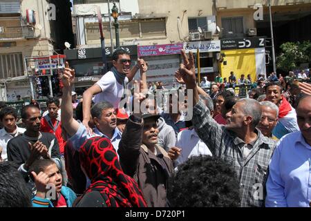 Aprile 26, 2013 - Il Cairo, il Cairo, Egitto - i dimostranti egiziani prendere parte in segno di protesta contro la Fratellanza Musulmana in piazza Tahrir, il punto focale della sollevazione egiziana, per sostenere l'indipendenza della magistratura del Cairo in Egitto, Venerdì 26 Aprile, 2013. Egitto-islamisti hanno portato il Parlamento mercoledì spinto in avanti con una legge che potrebbe costringere ad andare in pensione molti della nazione più alti dei giudici, nonostante un tumulto dal potere giudiziario oltre le paure del presidente alleati vogliono controllare i giudici (credito Immagine: © Tareq Gabas APA/images/ZUMAPRESS.com) Foto Stock