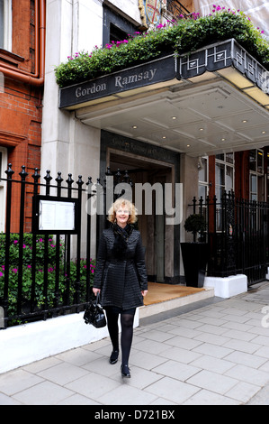 Donna 50s al di fuori di Gordon Ramsay ristorante presso il Claridges Hotel in Mayfair London W1 Foto Stock