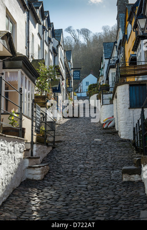 Clovelly,North Devon, Inghilterra. La strada principale di Clovelly è molto strette e ripide che conducono in basso verso il porto e il mare. Foto Stock