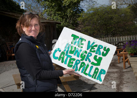 Wray, Lancaster, Regno Unito. Venerdì 26 Aprile, 2013. Hungry caterpillar segno in The scarecrow Festival, stabilito 1995 con wacky scarecrows costruito dagli abitanti del villaggio per raccogliere fondi per beneficenza. Migliaia di visitatori arrivano al villaggio per ammirare la specialità e umorismo dei residenti locali e si tratta davvero di un grande display di spirito comunitario. Credito: Mar fotografico/Alamy Live News Foto Stock