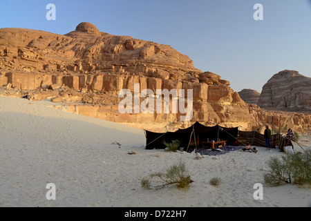 Un tradizionale tenda beduina nel deserto roccioso del Sinai Foto Stock