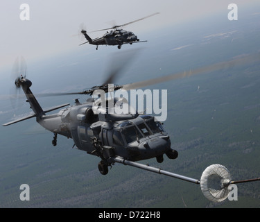 L'HH-60G Pave Hawk è un elicottero specializzato dell'aeronautica militare statunitense utilizzato per missioni di ricerca e soccorso. Qui viene mostrato il rifornimento a metà volo durante una missione del 41st Rescue Squadron di Moody AFB. Foto Stock