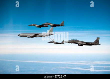 Un U.S. Air Force F-15E Strike Eagle aeromobile dal 335Fighter Squadron è rifornito di combustibile da un 911th Air Refuelling Squadron KC-135R Stratotanker su North Carolina durante una formazione locale missione, Dic 17, 2010. Foto Stock