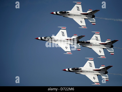 Gli USAF Thunderbirds sono la squadra dimostrativa di precisione dell'aeronautica militare statunitense. Eseguono manovre di volo sincronizzate e mettono in mostra le abilità dei piloti dell'Air Force nelle fiere aeree di tutto il paese, promuovendo la forza e le capacità dell'Air Force. Foto Stock