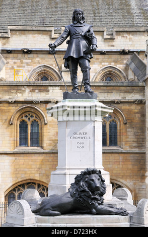 Londra, Inghilterra, Regno Unito. Statua (1899) di Oliver Cromwell (1599-1658) nella parte anteriore del Parlamento Foto Stock