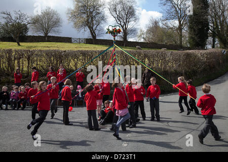 Festa di maggio con i bambini della scuola che ballano intorno a maypole a Wray, Lancaster, aprile 2013. Ballo ad anello con un piccolo fanciullo a Wray con Botton dotato scuola elementare bambini godendo tradizionale inglese maggio giorno festeggiamenti. Foto Stock