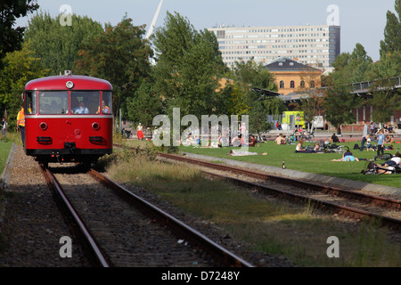 Berlino, Germania, un vagone ferroviario storico e ai visitatori del parco sulla via triangolo a Berlino-Kreuzberg Foto Stock