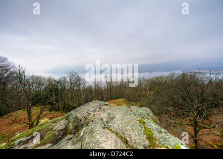 Jenkin Grag affacciato sul Lago Windemere in un giorno nuvoloso nel distretto del lago UK. Foto Stock