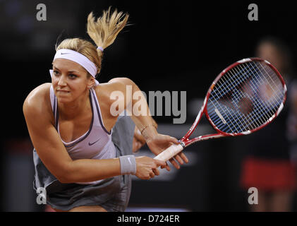 La Germania Sabine LISICKI restituisce la sfera durante l'quarterfinal match contro gli USA a Mattek-Sands WTA del Porsche Tennis Grand Prix a Stoccarda, Germania, 26 aprile 2013. Foto: DANIEL MAURER Foto Stock