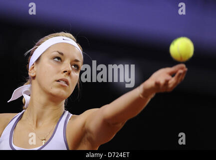 La Germania Sabine LISICKI restituisce la sfera durante l'quarterfinal match contro gli USA a Mattek-Sands WTA del Porsche Tennis Grand Prix a Stoccarda, Germania, 26 aprile 2013. Foto: DANIEL MAURER Foto Stock