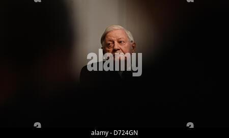 L'ex cancelliere tedesco Helmut Schmidt si siede durante la cerimonia di assegnazione del premio Hans Martin Schleyer premio in Stoccarda, Germania, 26 aprile 2013. Schmidt ha ricevuto il Hans Martin Schleyer premio per "per eccezionali contributi per consolidare e rafforzare le fondamenta di una comunità basata sul principio della libertà individuale." Foto: FRANZISKA KRAUFMANN Foto Stock