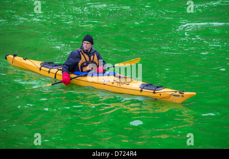 Il Chicago River viene colorato di verde per la festa di San Patrizio in Chicago Foto Stock