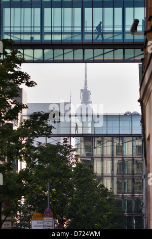 Berlino, Germania, i pedoni sul Marie-Elisabeth-Lueders-bar, dietro la gru per edilizia Foto Stock