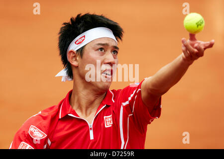 Barcellona, Spagna. Il 26 aprile 2013. Kei Nishikori del Giappone serve ad Alberto Ramos della Spagna durante il giorno 5 round di 16 dei 500 ATP World Tour Barcelona Open Banc Sabadell 2013 gioco. Credit: Azione Plus immagini di sport/Alamy Live News Foto Stock