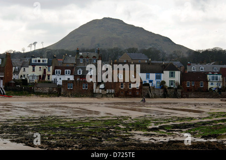 A North Berwick in East Lothian, Scozia con la collina, Berwick diritto, in background. Foto Stock