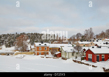 Case di legno sul fiume costa nella città di Porvoo, Finlandia Foto Stock