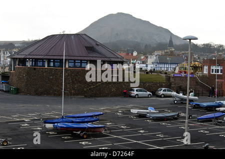 A North Berwick in East Lothian, Scozia con la collina, Berwick diritto, in background. Foto Stock