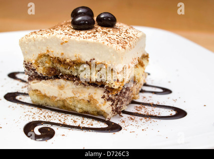 Tiramisù e torta di cioccolato swirl sulla piastra bianca Foto Stock