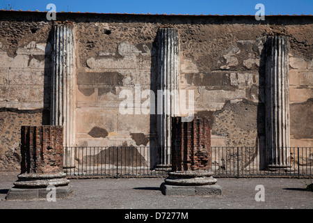 Colonne nella Basilica al sito di Pompei a sud di Napoli, Italia. Foto Stock