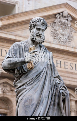 Statua di San Pietro tenendo la chiave per le porte del cielo davanti alla Basilica di San Pietro e Piazza San Pietro, Roma Foto Stock