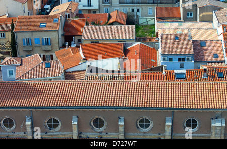 Vista dall'alto sui tetti di tegole rosse, giornata di sole Foto Stock