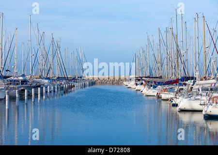 Righe di piccoli piacere luxury yacht ormeggiati a Marina sotto un sole cielo blu Foto Stock