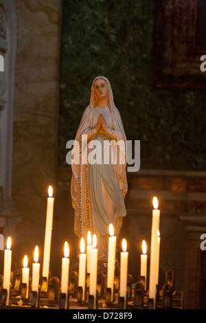 Statua di St Mary e candele in San Luigi dei Francesi (Chiesa di San Luigi dei Francesi) Foto Stock