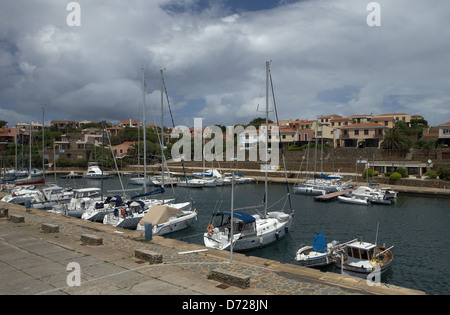 Stintino, Italia, la nuova porta della città costiera è un punto di partenza per i marinai Foto Stock