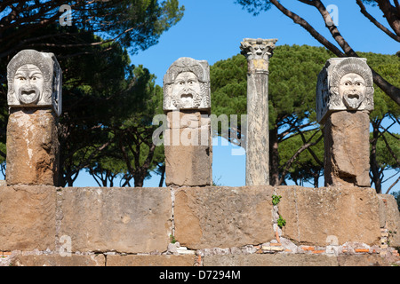 Intagliato teste romana a Ostia Antica Roma, Italia Foto Stock