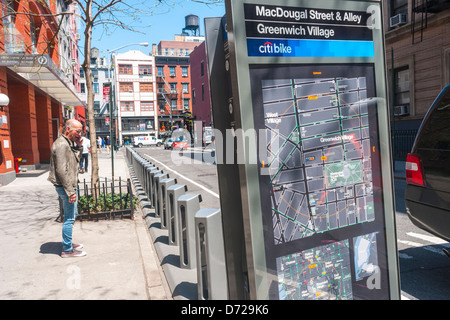 New York, NY - installato di recente stazione BikeShare su MacDougal Street nel Greenwich Village Foto Stock