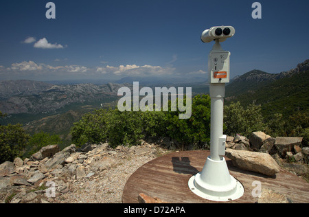 Dorgali, l'Italia, vista da un belvedere con un telescopio nella valle di Lanaittu Foto Stock