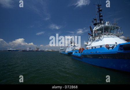 Cagliari, Italia, rimorchiatori e traghetti nel porto di Cagliari in Sardegna Foto Stock