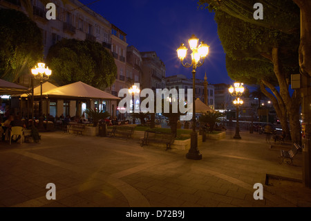 Cagliari, Italia, serata presso la Piazza Yenne nel quartiere di Stampace Foto Stock