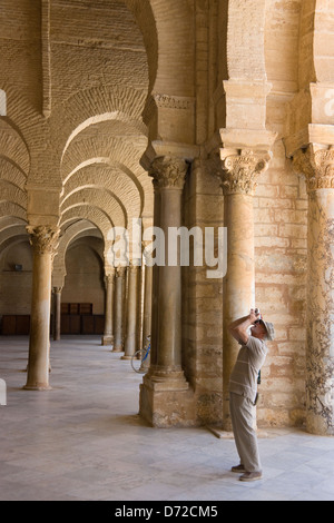 Tourist fotografare nella Grande Moschea, Kairouan, sito Patrimonio Mondiale dell'UNESCO, Tunisia Foto Stock