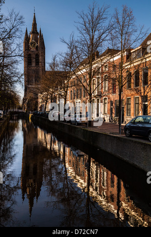 La torre della chiesa vecchia (Oude Kerk) riflesso in un canale, Delft, Paesi Bassi Foto Stock