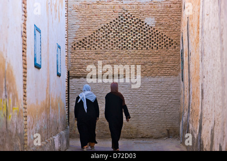 Le donne a piedi nella vecchia medina, Tozeur, Tunisia Foto Stock