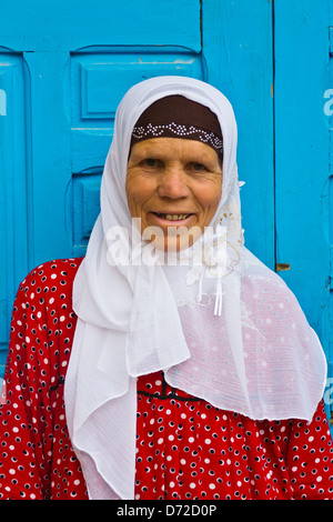 La donna nella vecchia medina, Tozeur, Tunisia Foto Stock