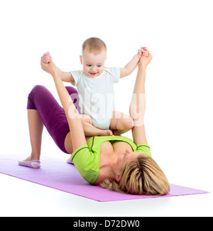 Madre con bambino facendo ginnastica ed esercizi per il fitness Foto Stock