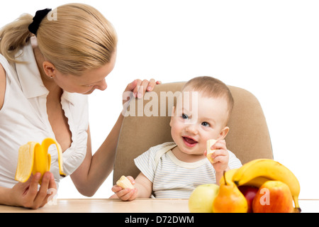 Baby boy mangiare cibi sani frutti Foto Stock