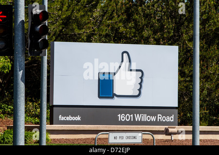 Il segno di fronte Facebook sede a Menlo Park California Foto Stock