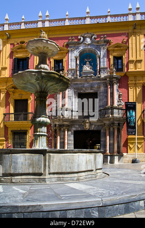 Il barocco Palazzo Vescovile con fontana a Malaga, Costa del Sol, Andalusia, Spagna Foto Stock