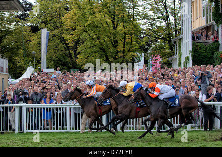 Vince Iffezheim, Germania, terminare la Longines Cup con Danedream Andrasch forte Foto Stock